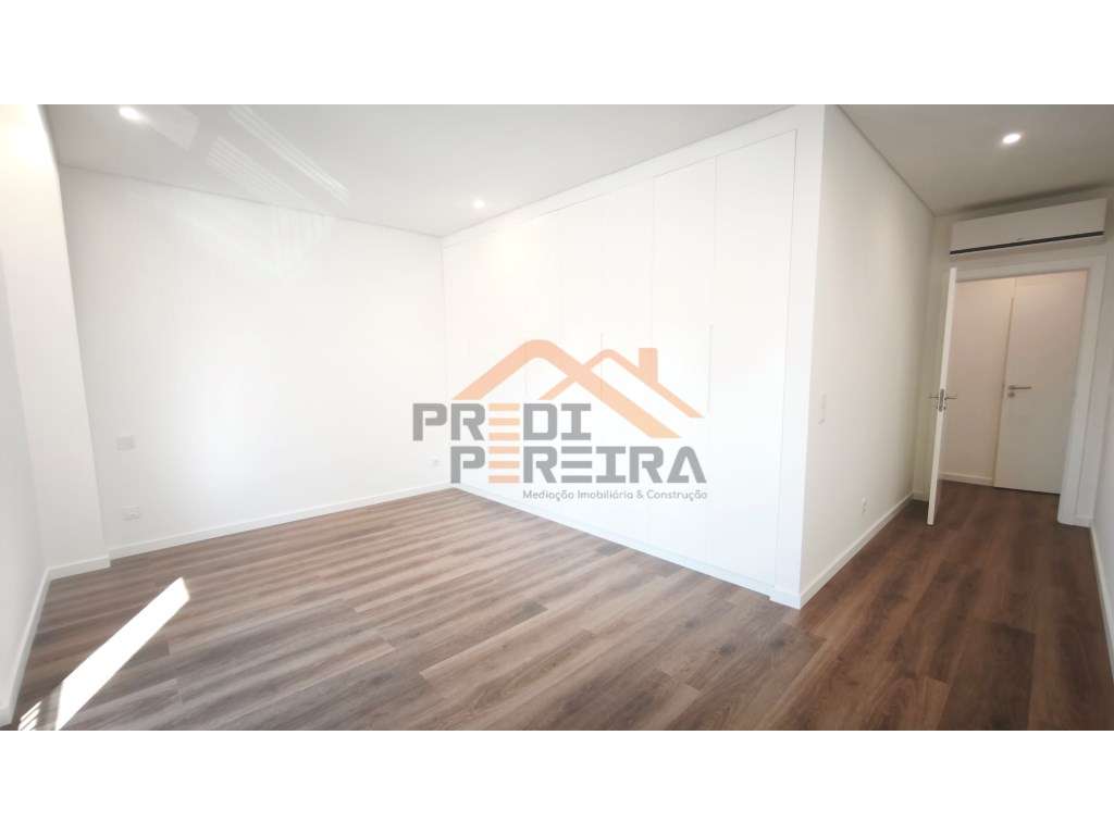 Situado em Caneças, apartamento T4 com duas suites, uma box e um pa...-19