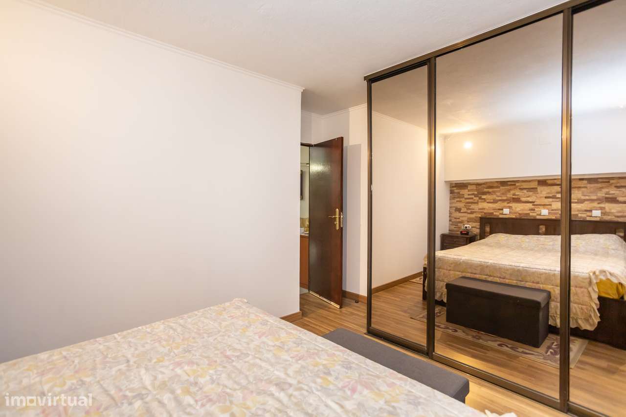 Moradia Geminada com Jardim, Cave e Garagem.-9