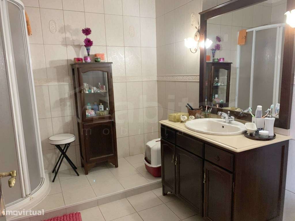 Moradia T5 + 2 C/ Quintal e Sótão-21