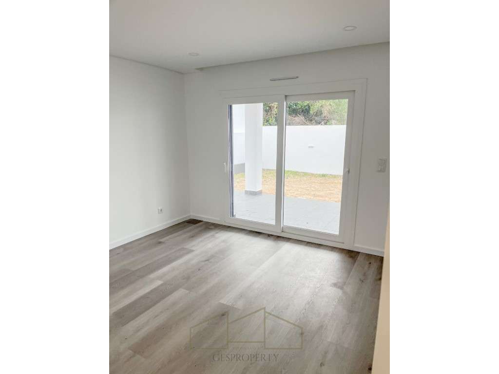 Moradia T4 Isolada Sobreda-6