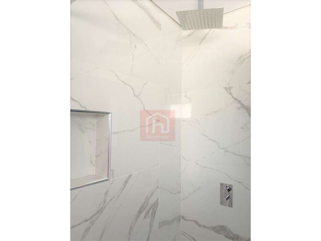 Apartamento T4 Duplex com garagem box no centro de Alcochete-34