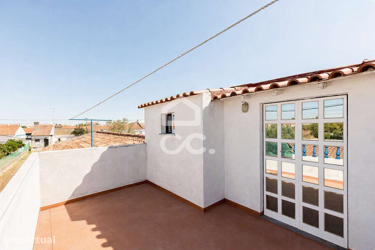 Moradia T3 c/ Quintal, Terraço e Aproveitamento de Sótão nos Canaviais-17