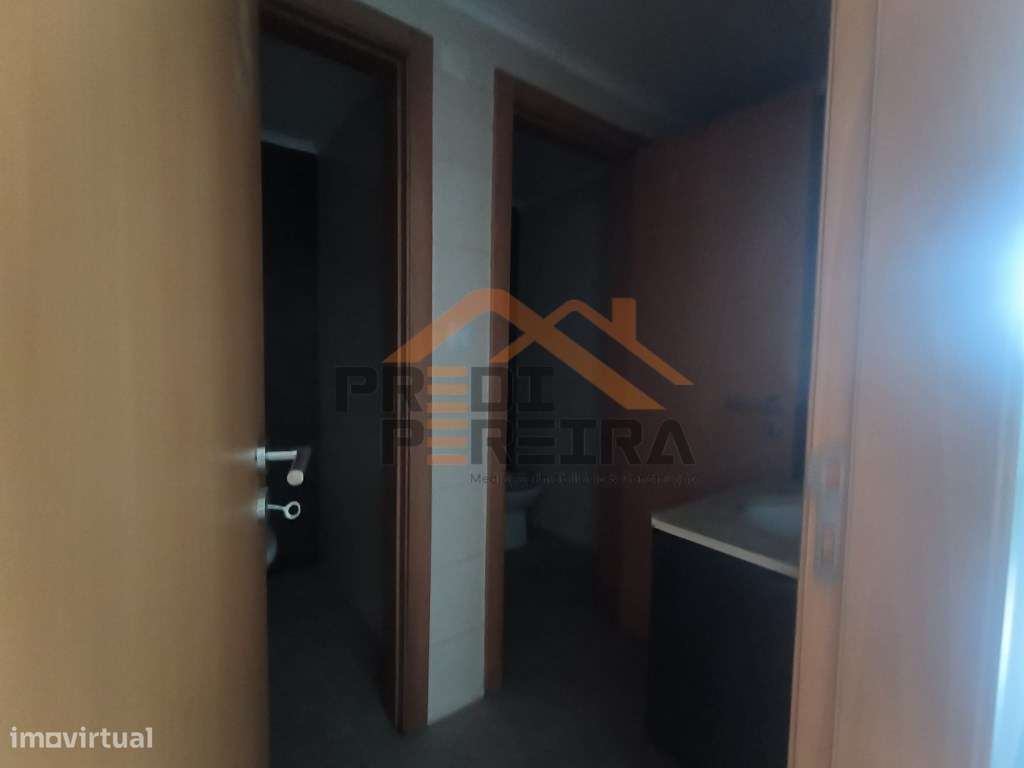 Loja na Quinta do Conventinho, Santo António dos Cavaleiros. - Grande imagem: 5/10