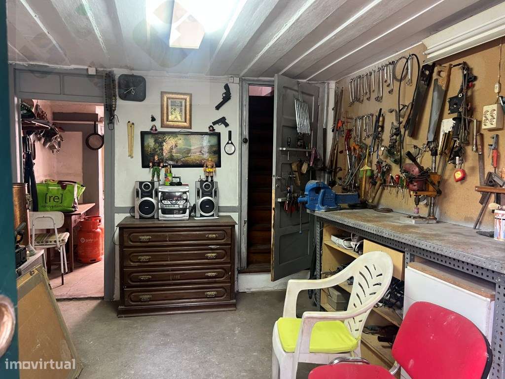 Moradia frente Monsanto, Excelente oportunidade, T2, por recuperar!-40