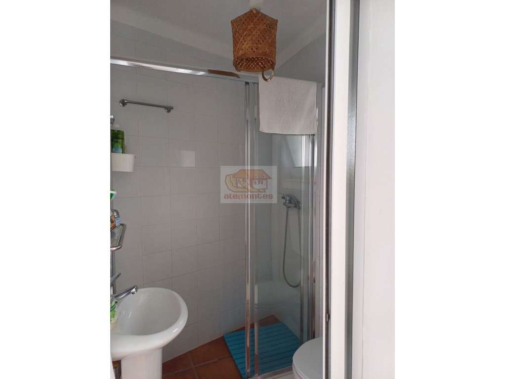 Moradia térrea com pátio e terraço-12