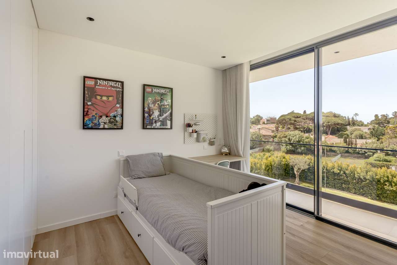 Moradia T4 contemporânea com jardim e piscina no bairro da Martinha, E-21