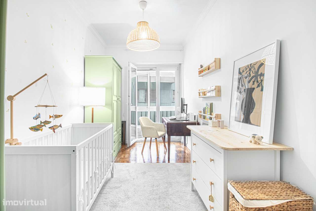 T2 remodelado com espaço exterior em Campolide - Grande imagem: 3/8