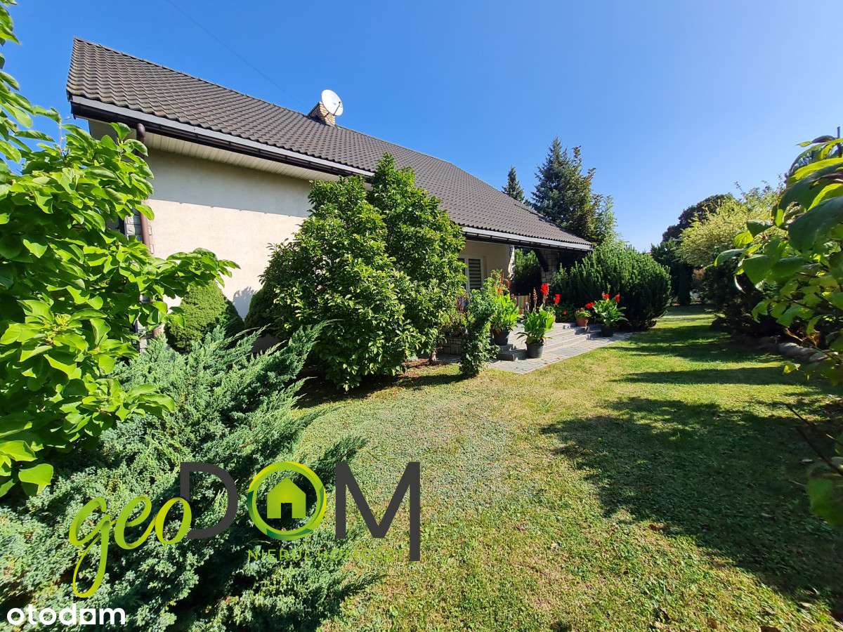 Przestronny dom o ciekawej bryle na dużej działce.-18