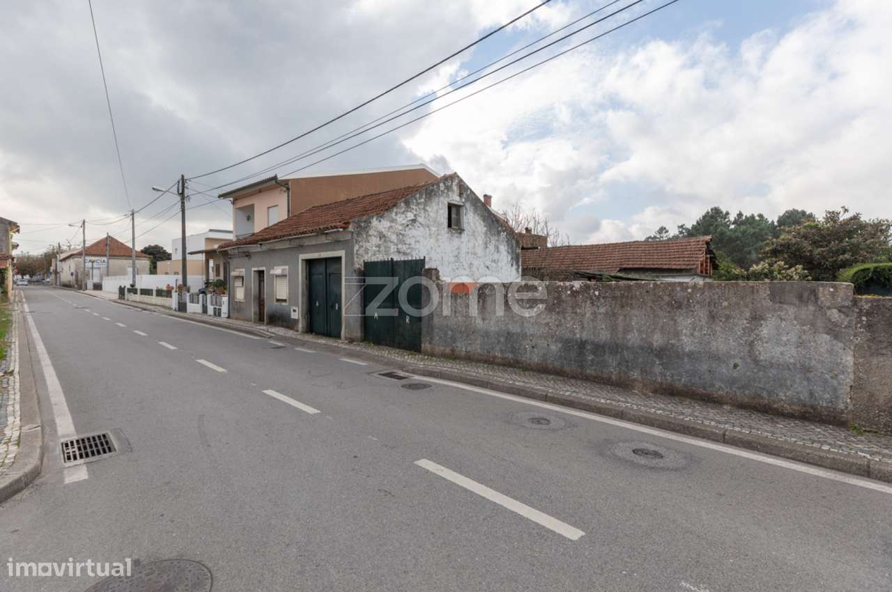 Moradia T3 com Anexos e Terreno no centro da Cidade de Cantanhede - Grande imagem: 3/32