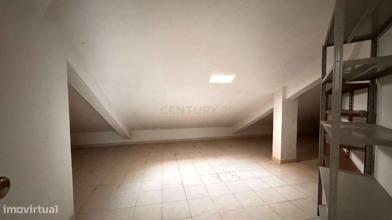 Excelente T4 no Montijo com Garagem e Arrecadação.-39