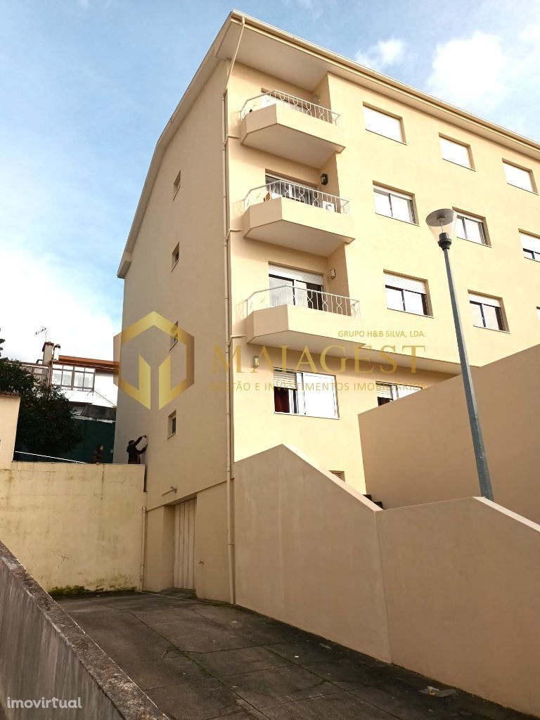 Apartamento T3 Remodelado com Varanda e Garagem em Ermesinde