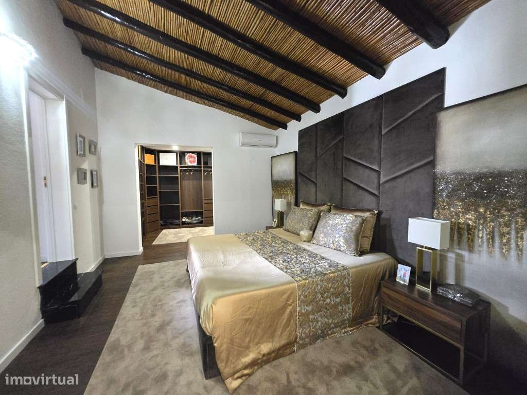 Moradia T5 Moderna com Piscina Aquecida e Garagem para 4 Carros-14