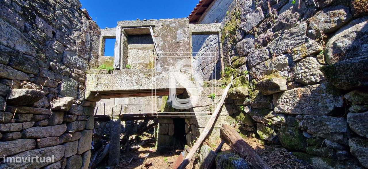 Moradia para Restaurar T3 situada em Campos, UDF de Ruivães e Campos,-11