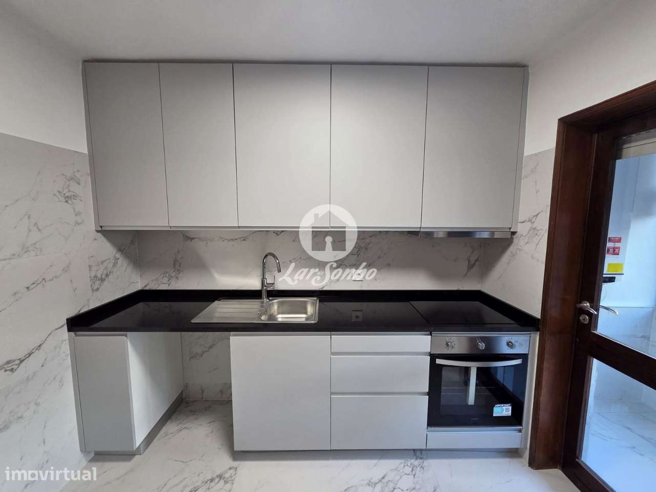 T3+1 completamente renovado e com localização privilegiada, junto a... - Grande imagem: 4/14