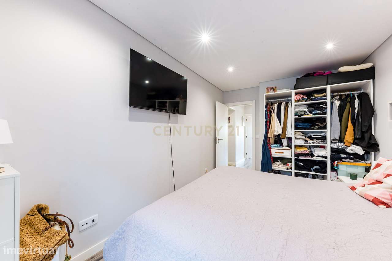 Apartamento T2 com Varanda em Encosta do Sol, Amadora-19