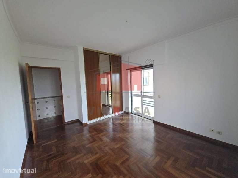 Apartamento T3 em zona sossegada do carregado-11
