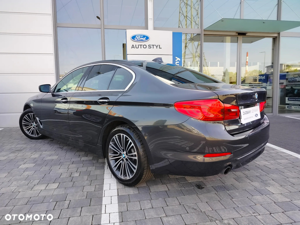 BMW Seria 5 530i GPF xDrive Sport Line sport - 2