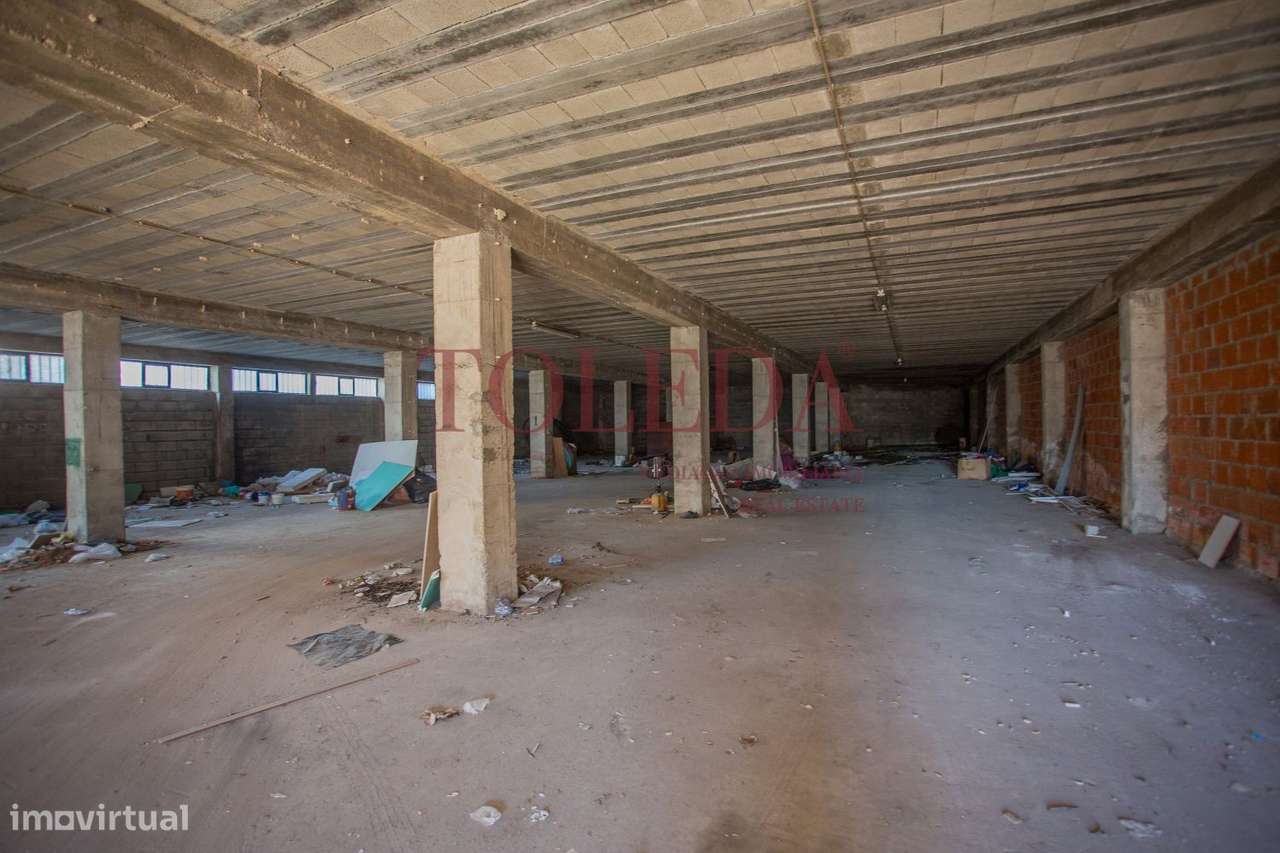 Armazém com 700m2 em zona Industrial-15