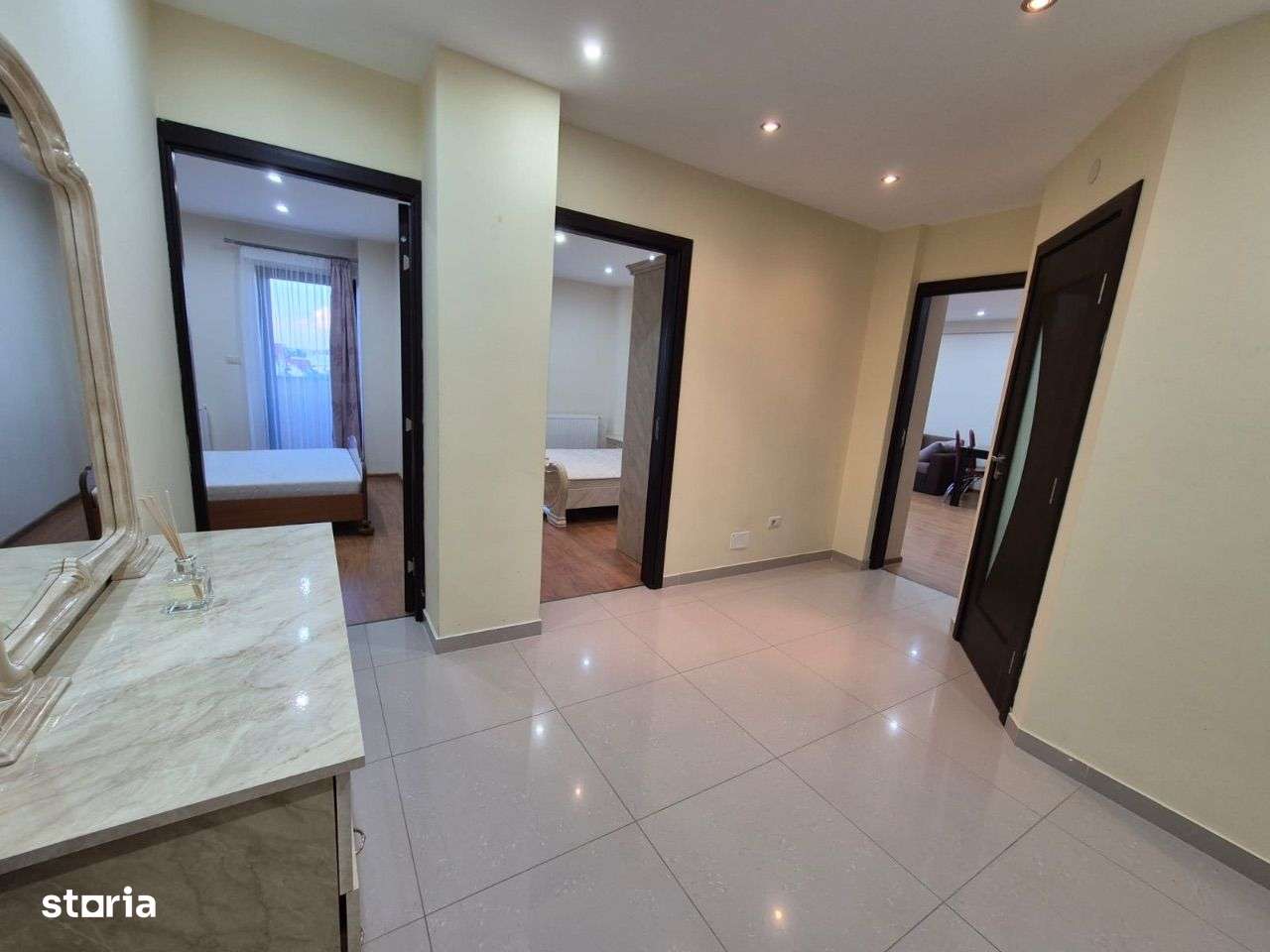 Apartament cu 3 camere, parcare privata și terasă - Imagine principală: 4/8