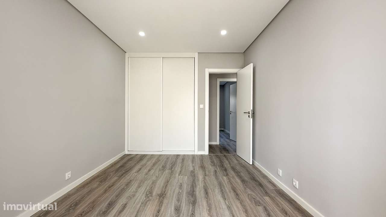 T2 renovado, com ótimas áreas e muita luz natural no centro de Almada.-21