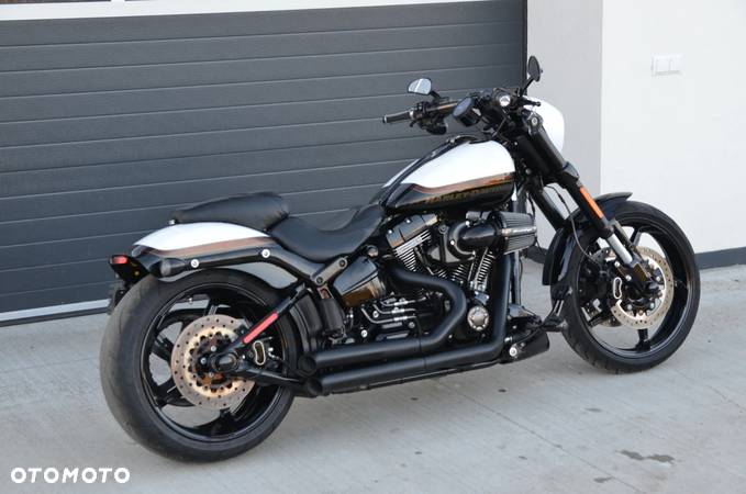 Harley-Davidson Softail Breakout - 16