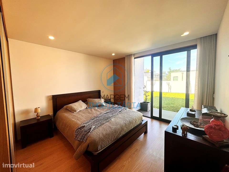 Moradia térrea T4, no Louro, com jardim, garagem e AC - Grande imagem: 4/38
