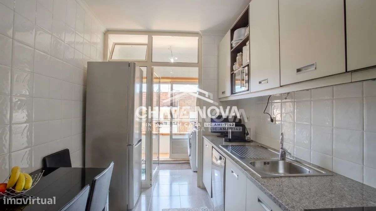Apartamento T2, em Pedroso, com duas varandas, garagem e arrumos-12