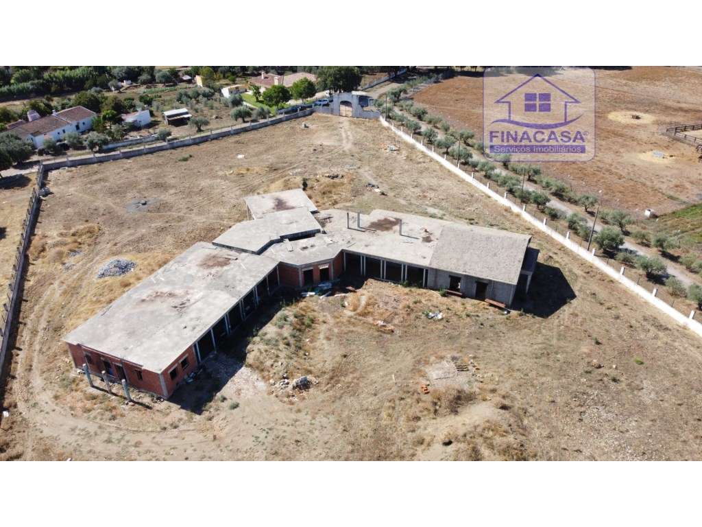 Terreno com moradia situado numa zona sossegada - Brejos(Elvas)-15