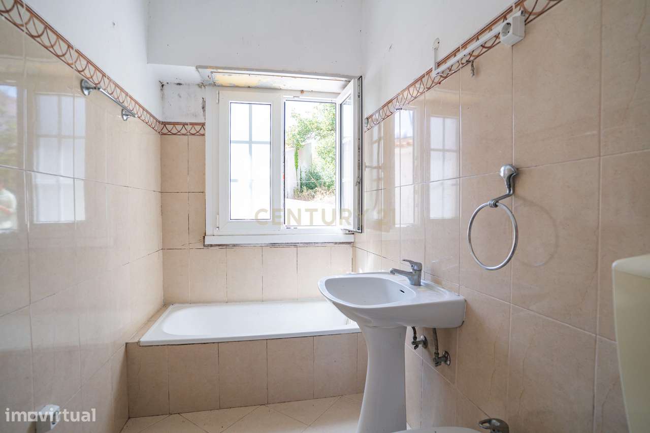 Propriedade composta por prédio, moradia e terreno em Salir do Porto-39