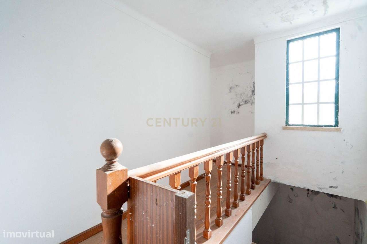 Moradia de dois pisos de tipologia T4 com terreno-35