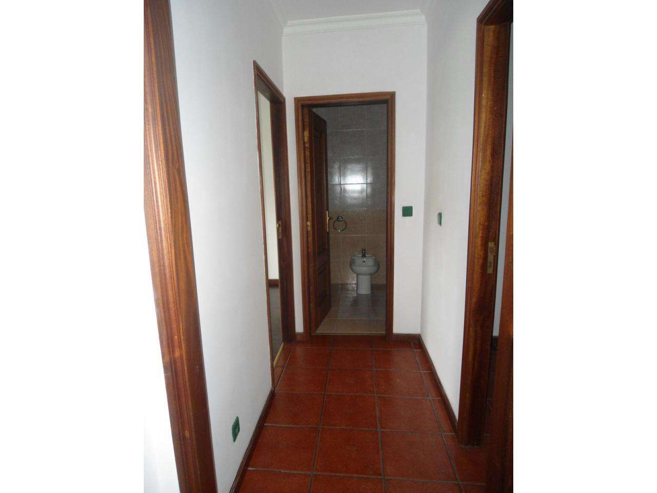 Apartamento T1 c/ lugar de garagem ao Monte dos Burgos - Grande imagem: 3/8