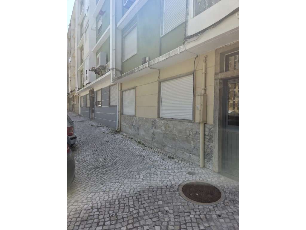 Apartamento T2 renovado em Benfica-25