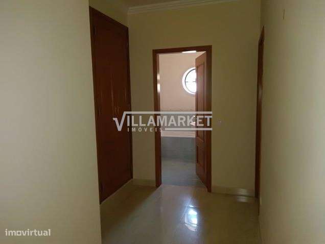 Moradia V3 da banca situada na Urbanização Quinta Vale Verde em Benave-9