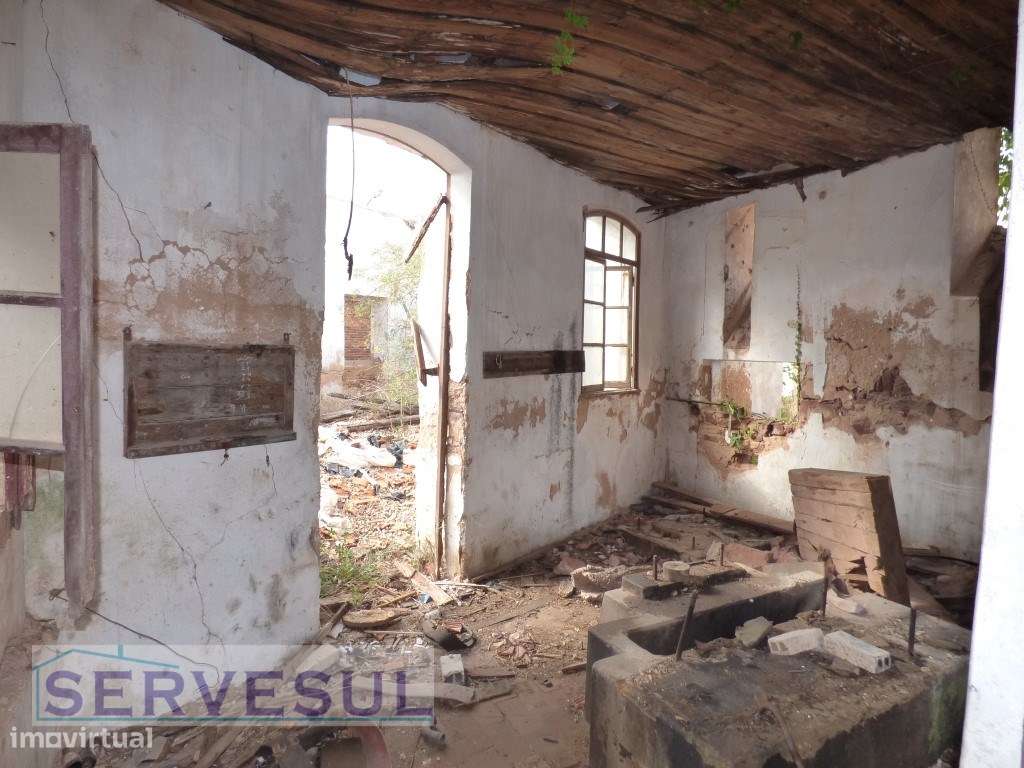 Prédio urbano com a área de 3700m² e construções existentes em cond... - Grande imagem: 4/18