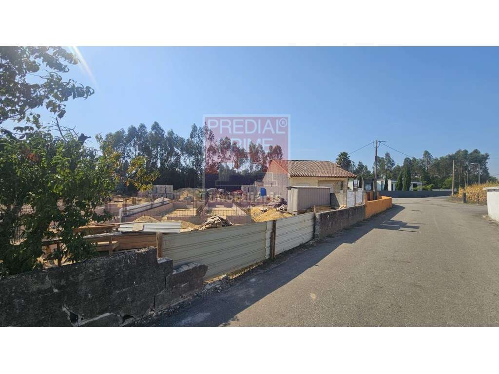 Moradia T3 +1 com piscina em Avanca-16