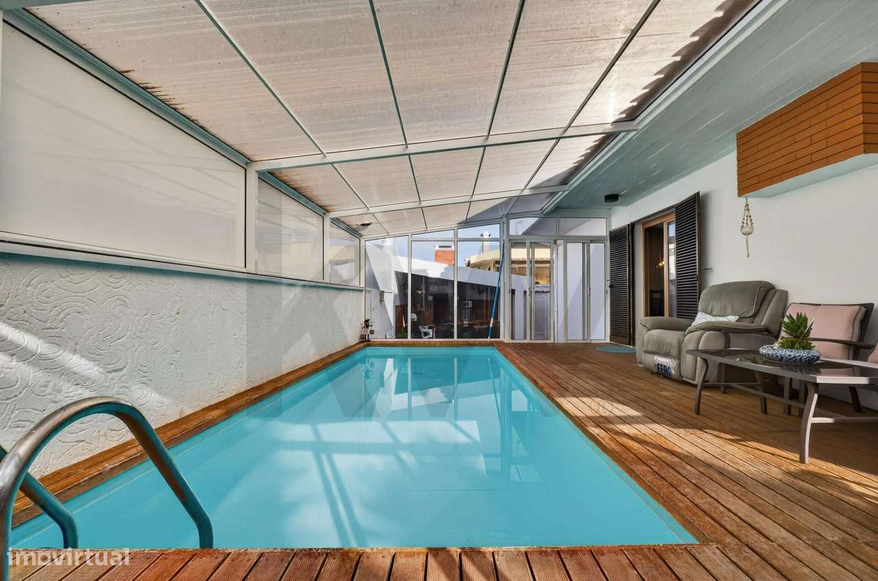 Moradia T4+1 com Piscina Coberta, Jardim e Churrasqueira em Alcoitão,-41