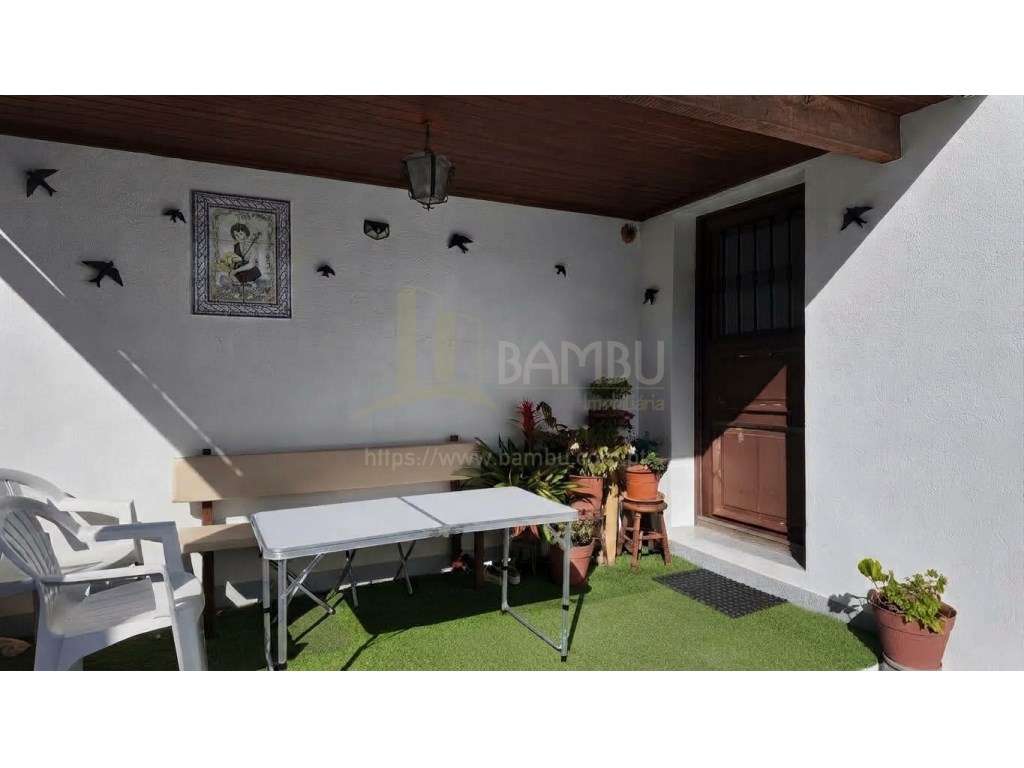 Moradia T2 em Vilar de Mouros, inserida em terreno com 3113m2-5