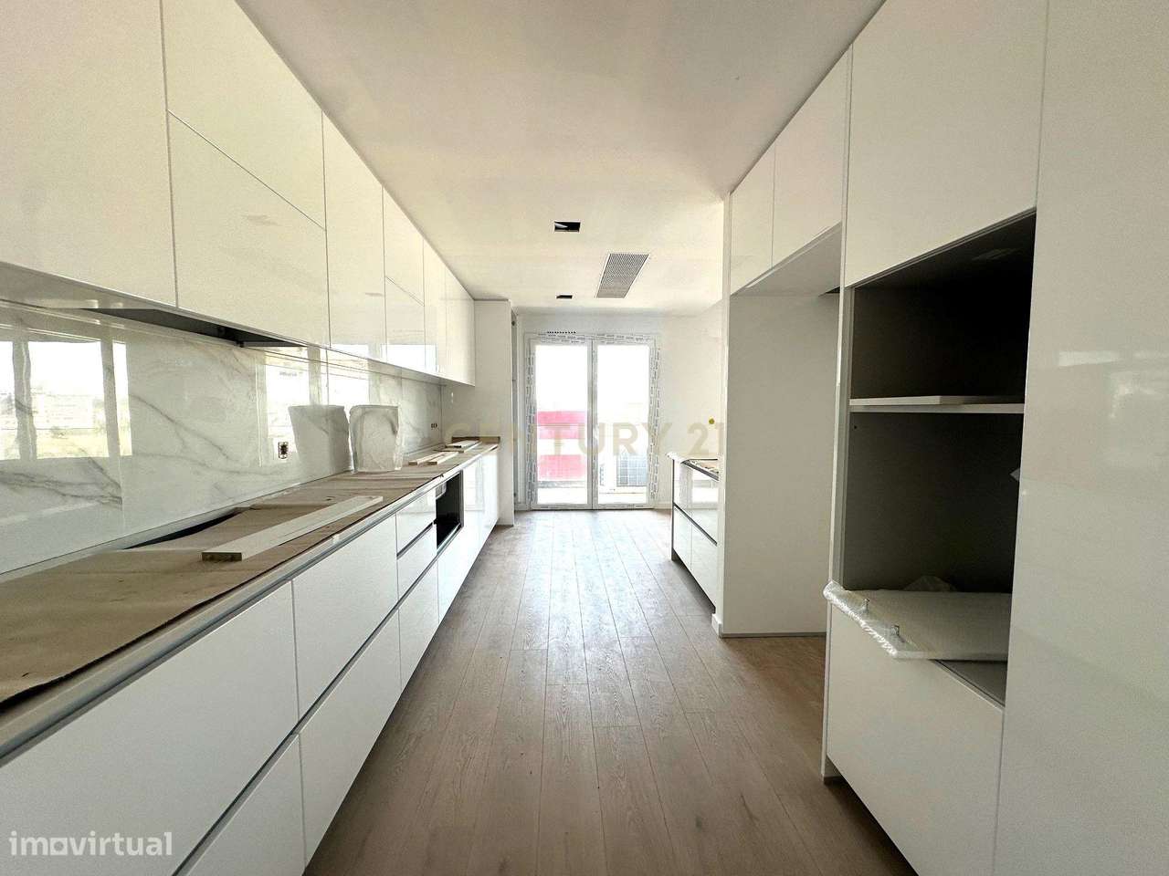 Apartamento Luxuoso T3 em Oeiras com Garagem e Varandas - Grande imagem: 4/18