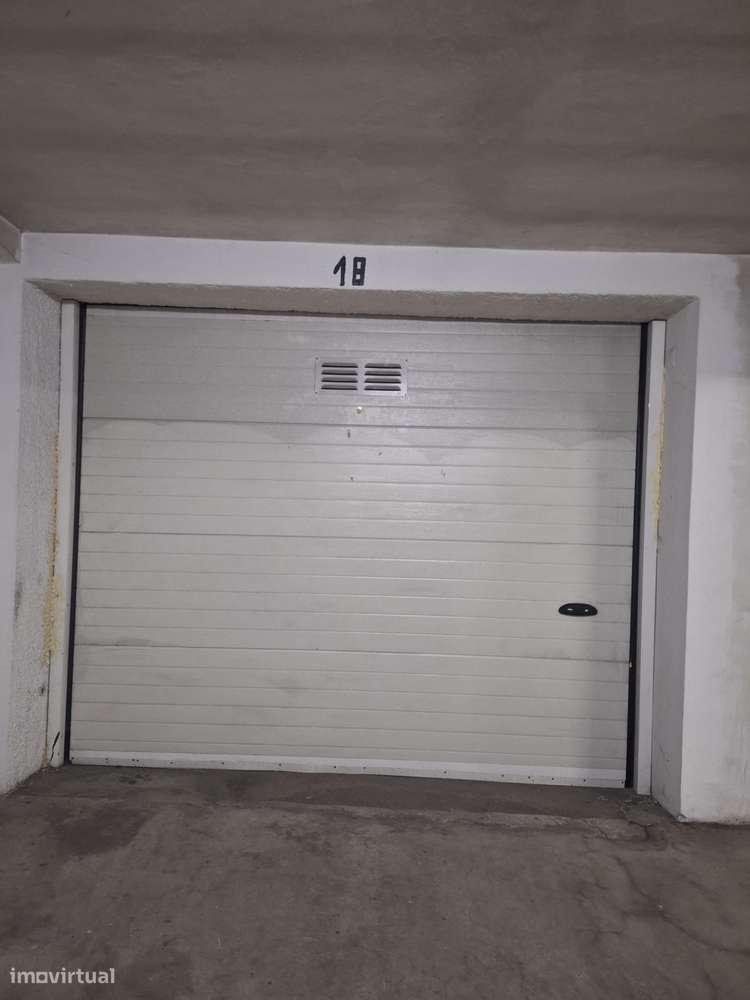 Garagem de 20m² no centro de Braga com iluminação - Grande imagem: 2/3