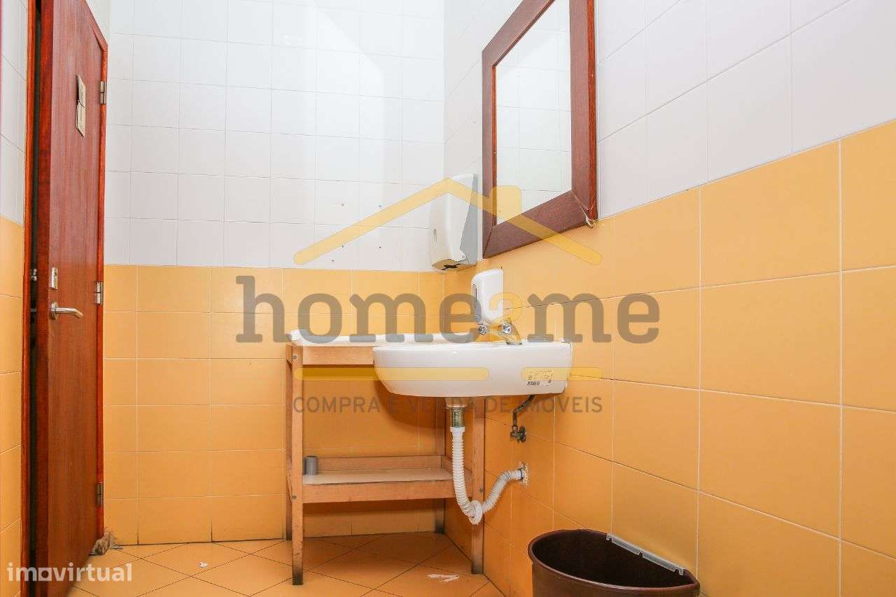 Loja com terraço e lugar de garagem-11