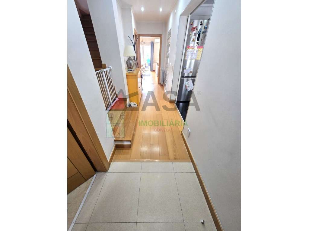 Moradia T4 com Terraço e Vista Desafogada em Loures-16