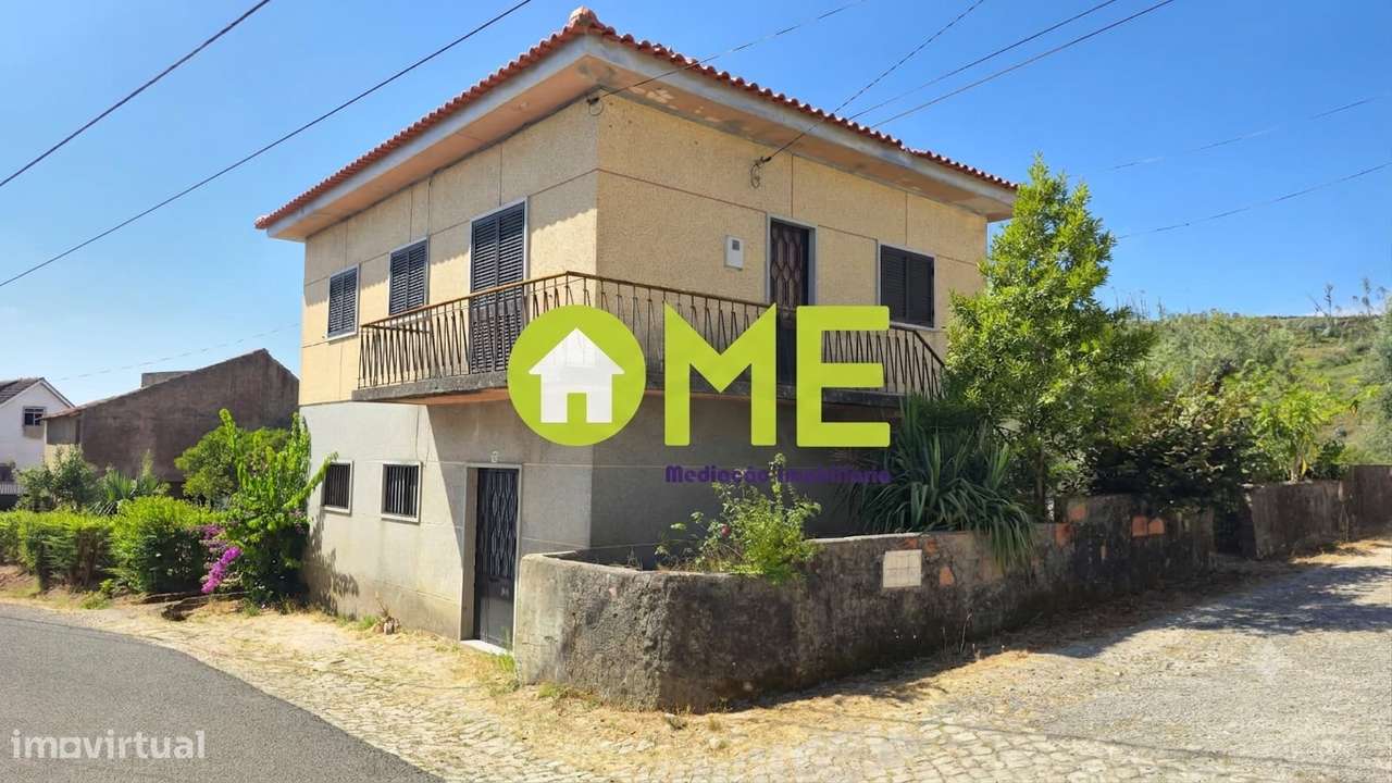 Moradia T4 isolada com jardim e garagem e anexos-0