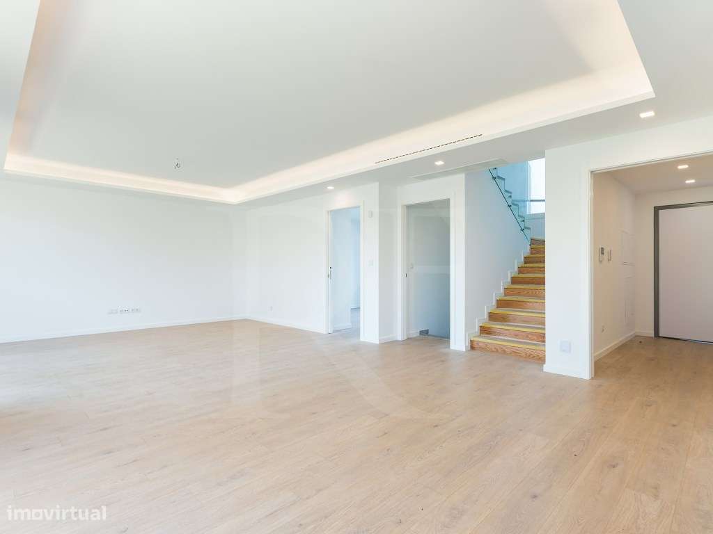 Moradia T4 moderna com piscina privativa em condomínio privado-0