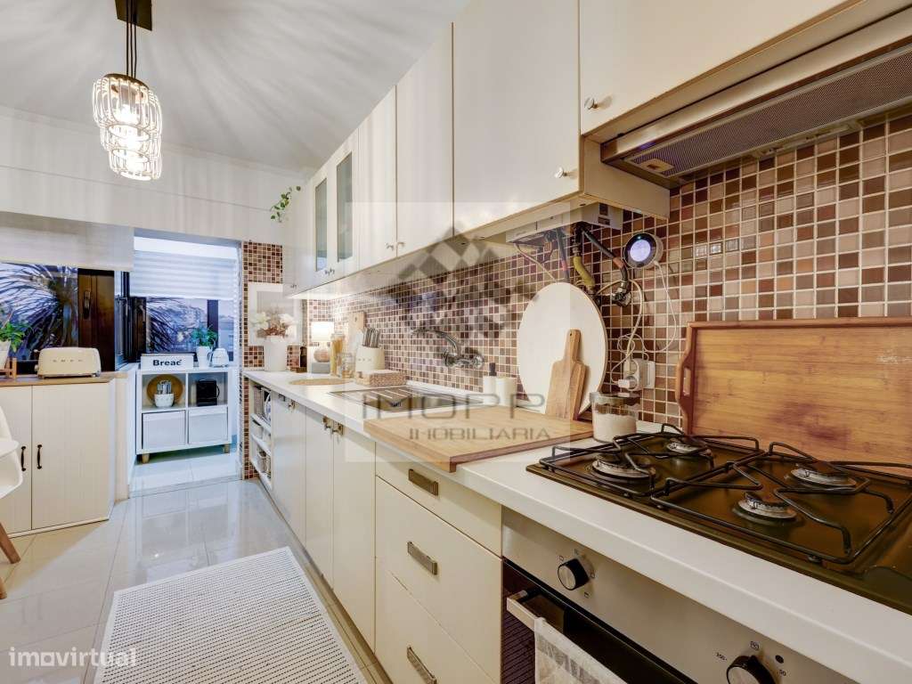 Apartamento T2 com varanda no centro de Carnide-9