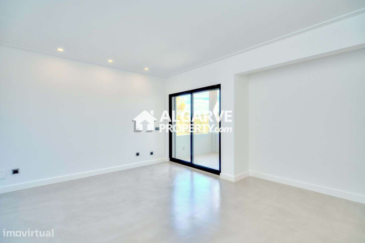 Moradia de Luxo V5+2  perto da praia Cavalo Preto em Quarteira, Algarv - Grande imagem: 4/41