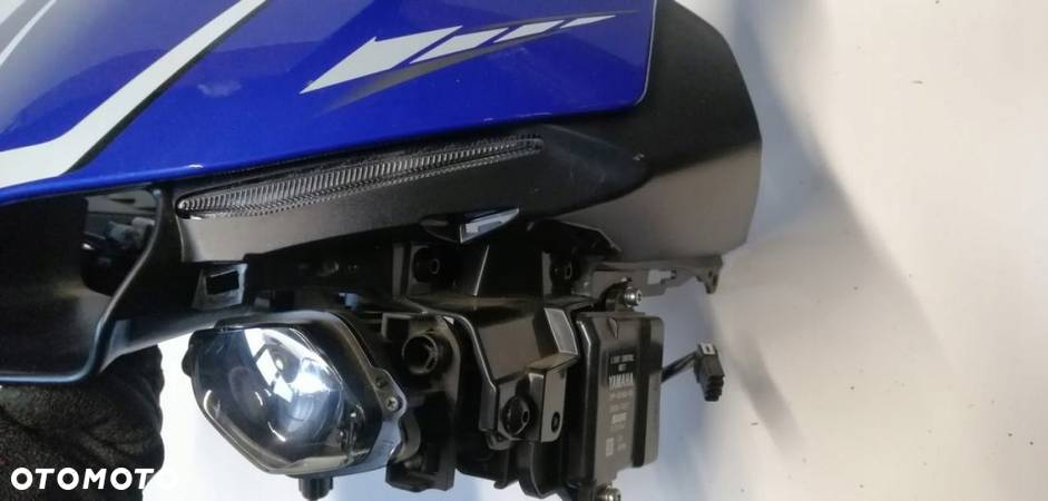 YAMAHA R1 RN32 LAMPA CZASZA STELAŻ KIERUNEK 2016 - 3