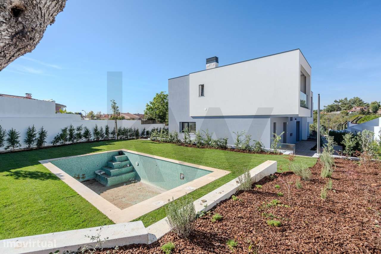 Moradia T4 (+1) em Condomínio Fechado em Cascais com jardim e piscina-44