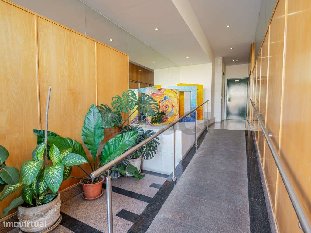 Apartamento T3 Parque da Paz Almada Arrecadação e Varandas-26