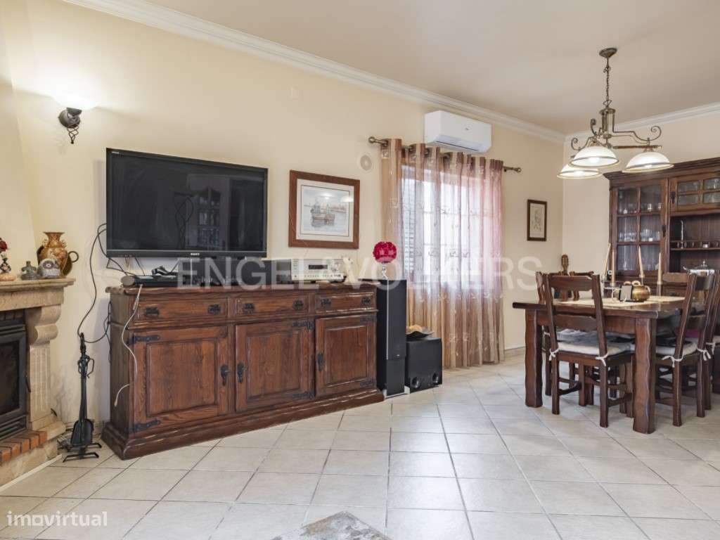 Moradia T5 com piscina em Sobreda de Caparica-6