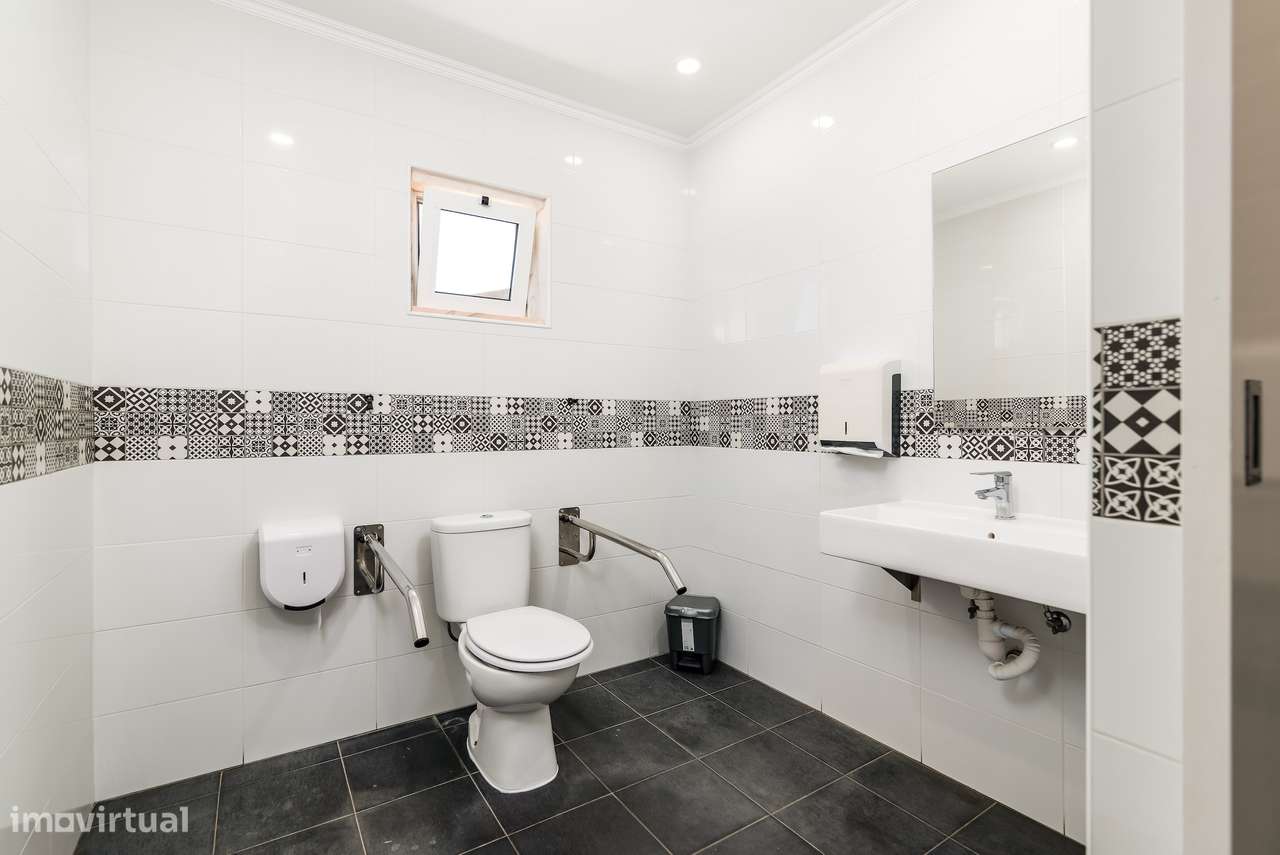 Moradia Espaçosa com Terreno, Vista Desafogada e Excelente Conforto-11